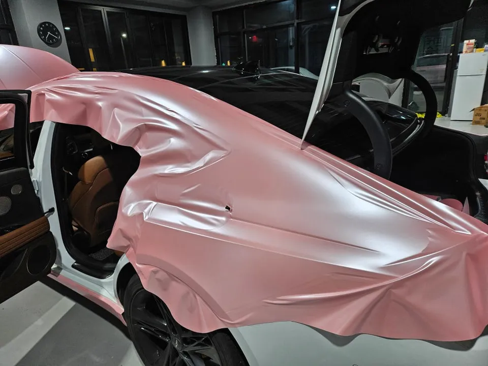 Genesis G80 RG3のカーラッピング事例：サテンパールベビーピンク 施工写真 2-2