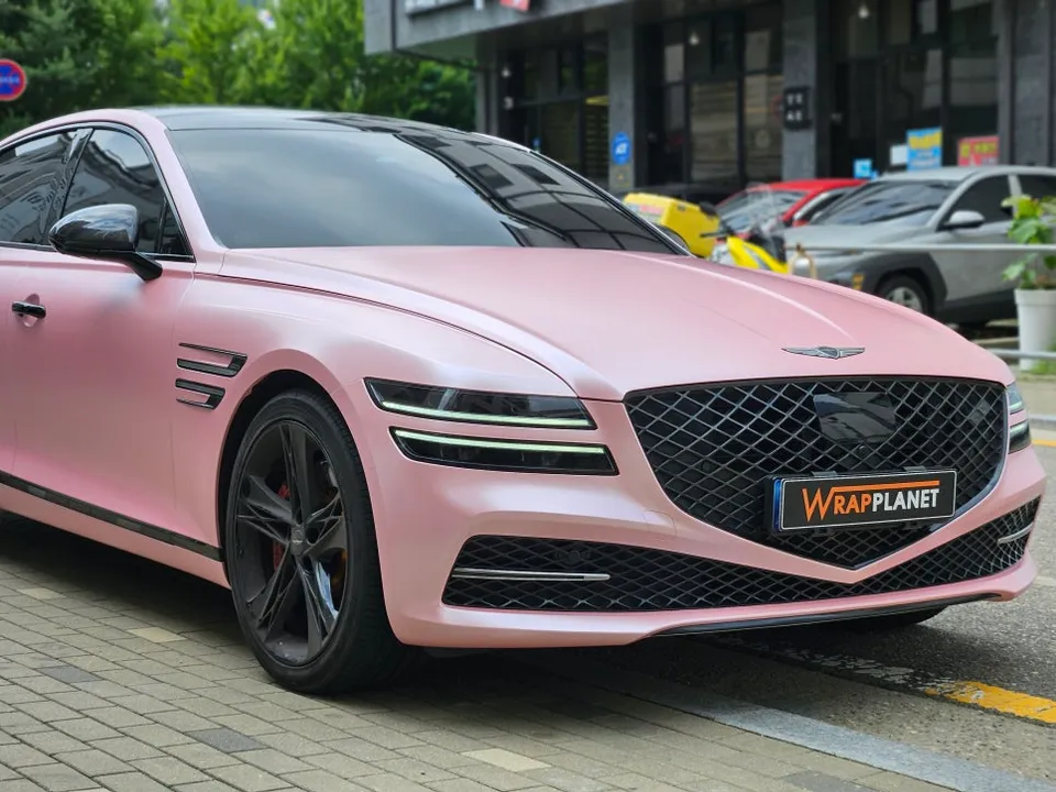 Genesis G80 RG3のカーラッピング事例：サテンパールベビーピンク 施工写真 2-3