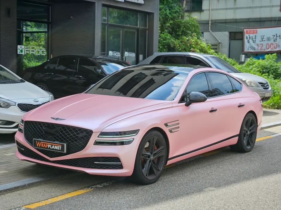 Genesis G80 RG3のカーラッピング事例：サテンパールベビーピンク 施工写真 3-3