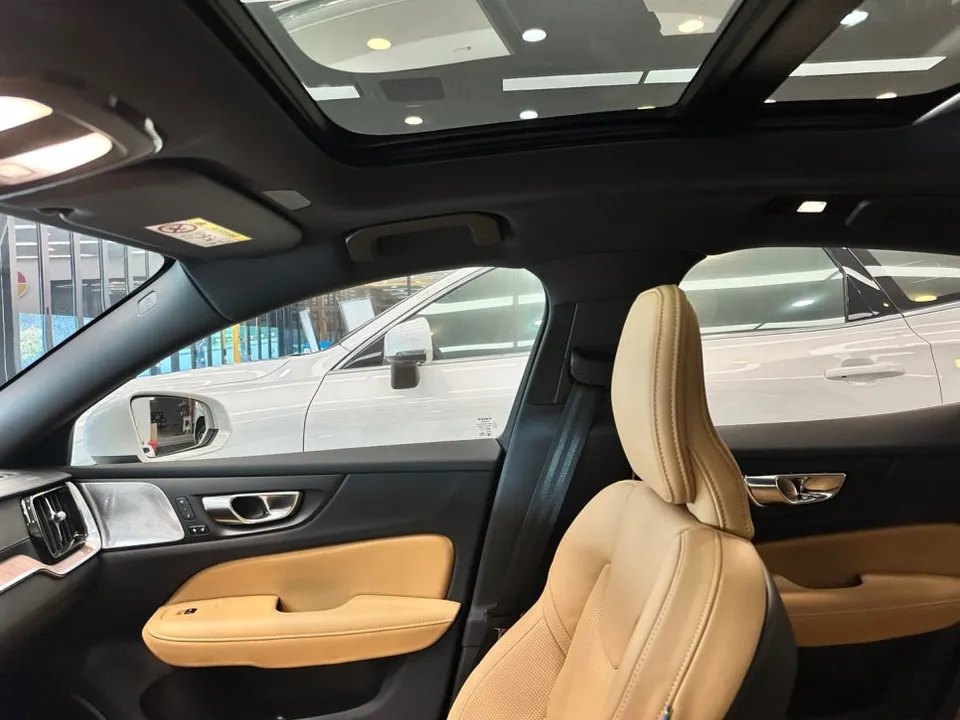 Volvo S60のカーフィルム施工事例|費用目安・仕上がり 施工写真 1-3