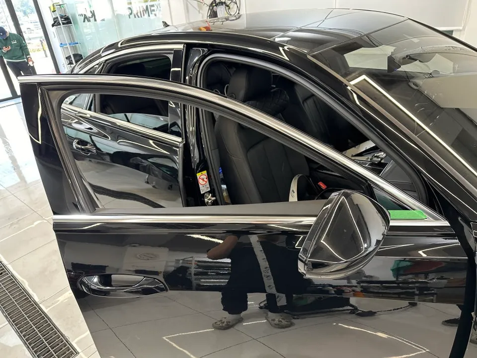 Audi A6のカーラッピング事例|クロームパーツのブラックアウト 施工写真 3-3