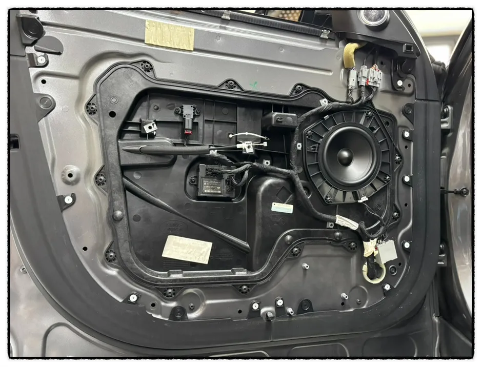 Land Rover Range Rover Sportのカーオーディオ施工事例 施工写真 1-2