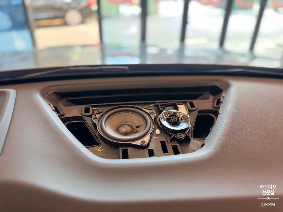 BMW iX1 U11 car audio - BMW iX1 Car Audio Upgrade Review — Sonic Revolution photo 4