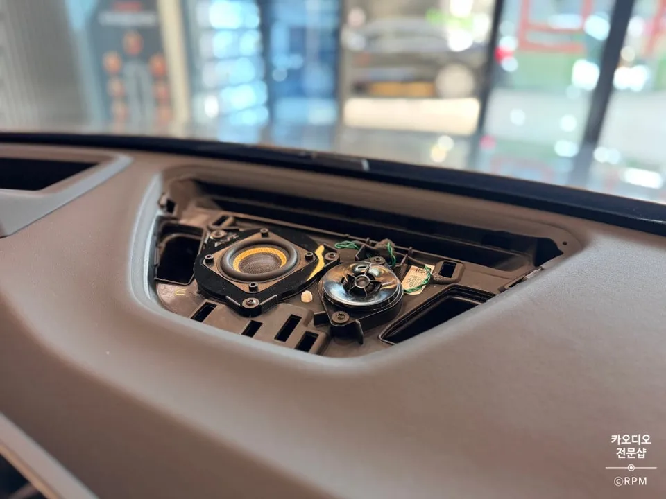 BMW iX1 U11 car audio - BMW iX1 Car Audio Upgrade Review — Sonic Revolution photo 5