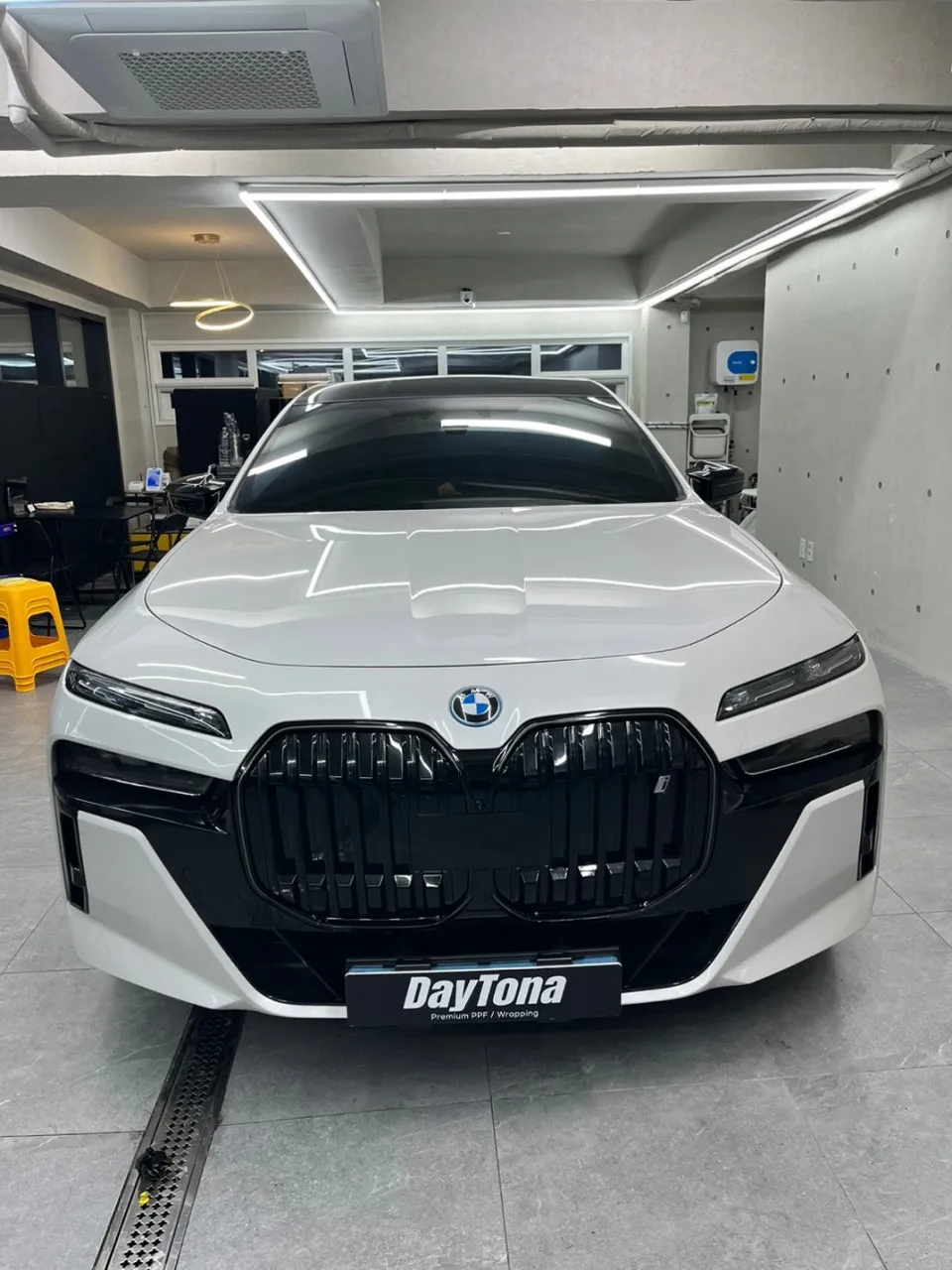 BMW i7 Vinyl Wrap Review: Chrome Delete for Luxury photo 2