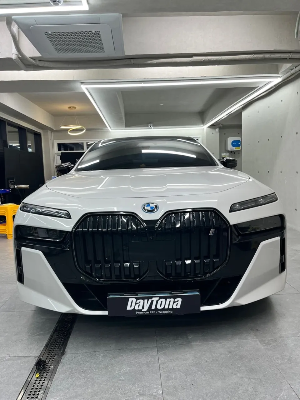 BMW i7 G70 vinyl wrap - BMW i7 Vinyl Wrap Review: Chrome Delete for Luxury photo 4