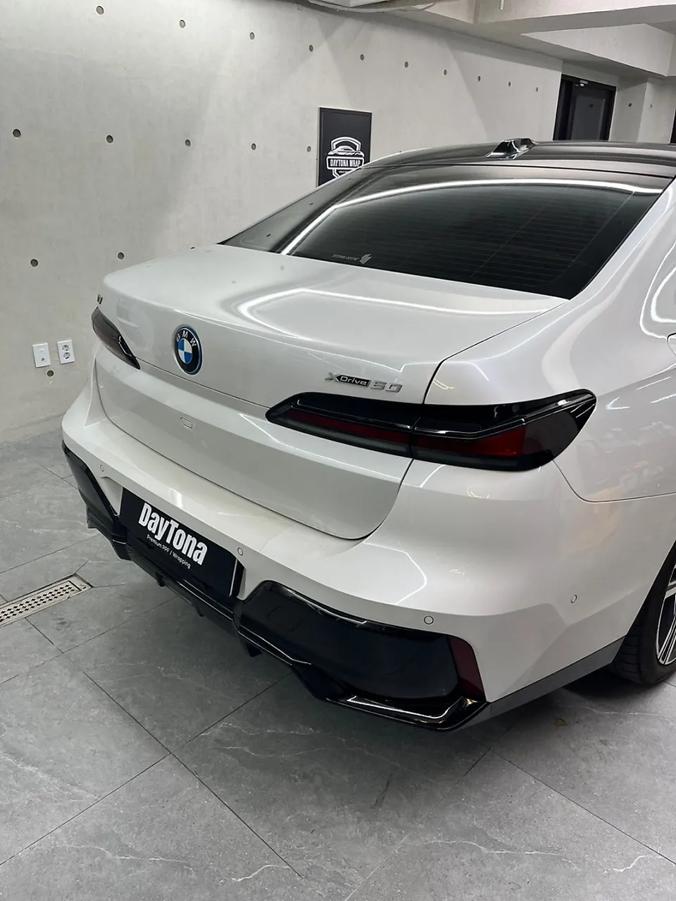 BMW i7のカーラッピング事例｜クローム部分を黒で統一 施工写真 1-3
