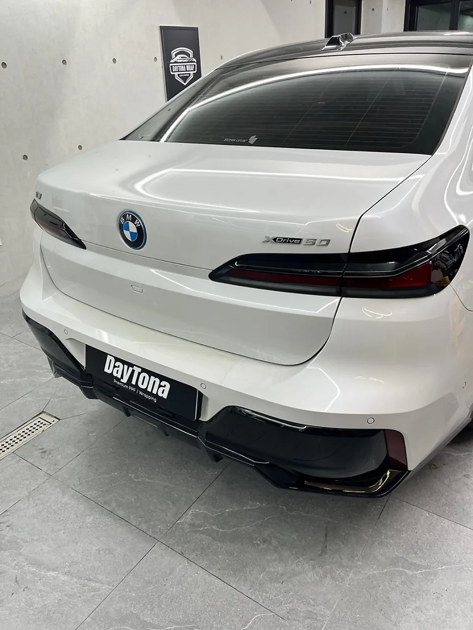 BMW i7のカーラッピング事例｜クローム部分を黒で統一 施工写真 2-3