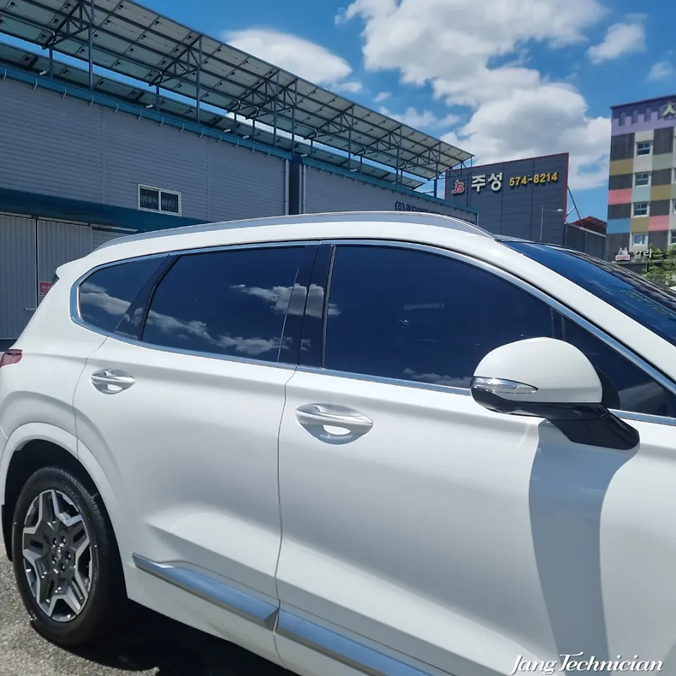 Hyundai Santa Feのカーフィルム施工事例|費用目安・仕上がり 施工写真 1-3