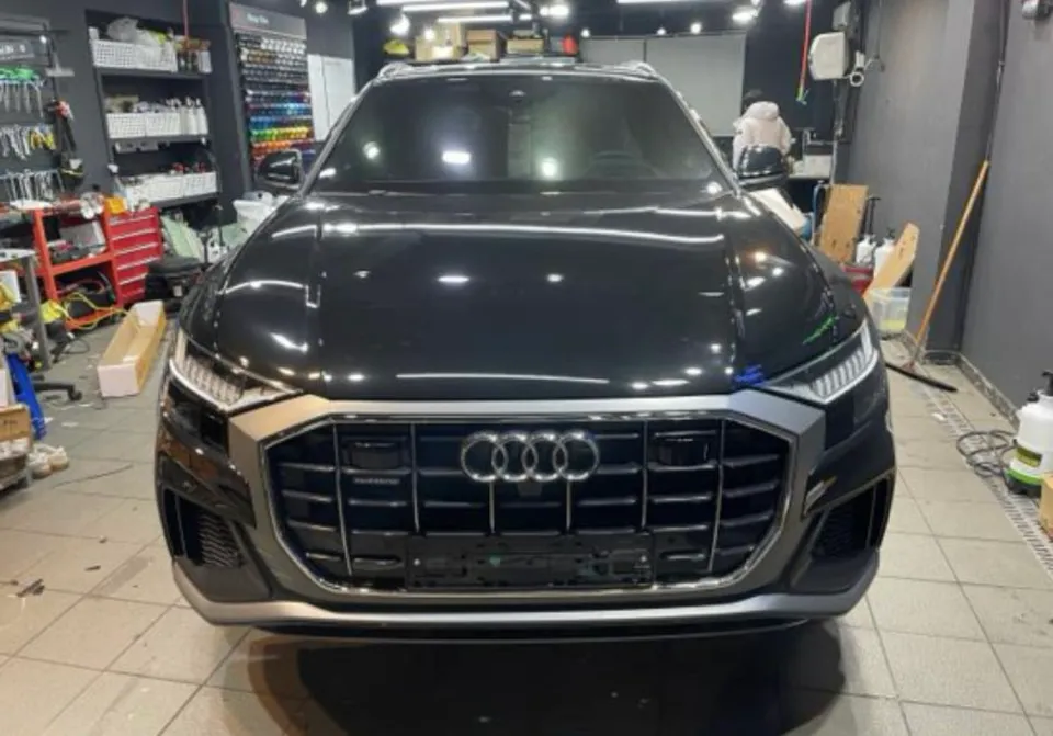 Audi Q8のカーラッピング事例|クローム除去で印象激変 施工写真 2-1
