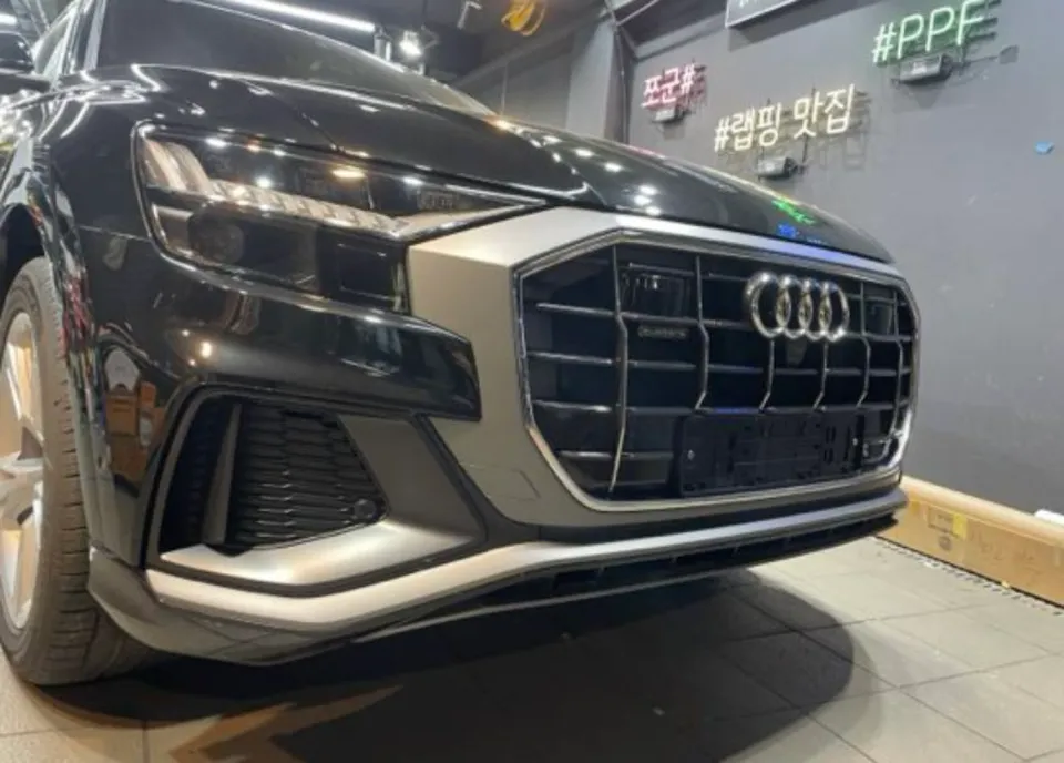 Audi Q8のカーラッピング事例|クローム除去で印象激変 施工写真 1-2