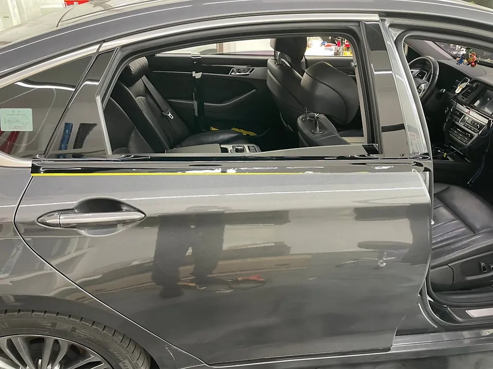 Genesis G80のカーラッピング事例:クロームパーツのブラックアウト 施工写真 2-2
