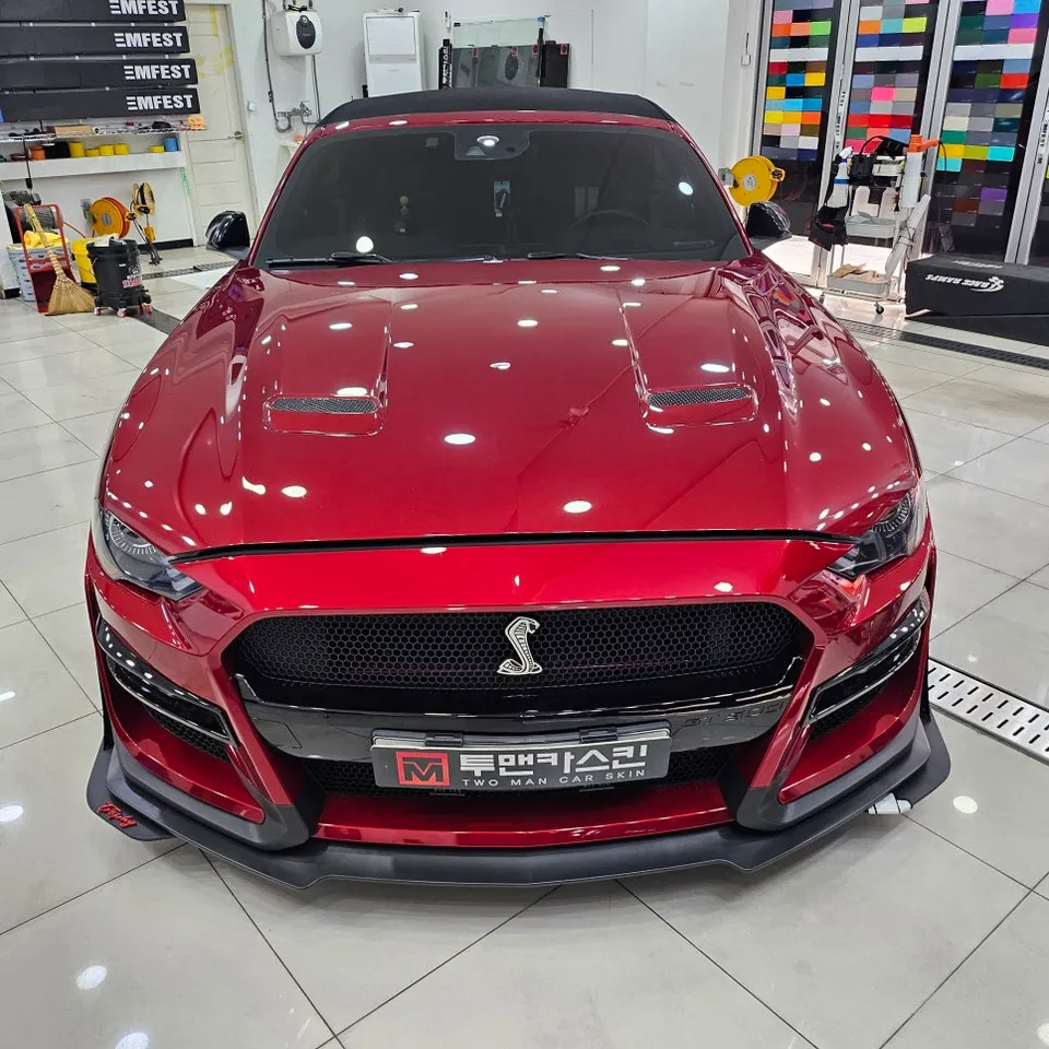 Ford Mustang Convertibleのカーラッピング事例｜レッドに映えるサテンブラック 施工写真 2-1