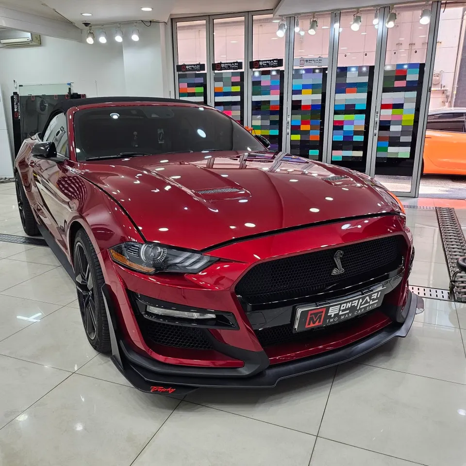 Ford Mustang Convertibleのカーラッピング事例｜レッドに映えるサテンブラック 施工写真 3-1