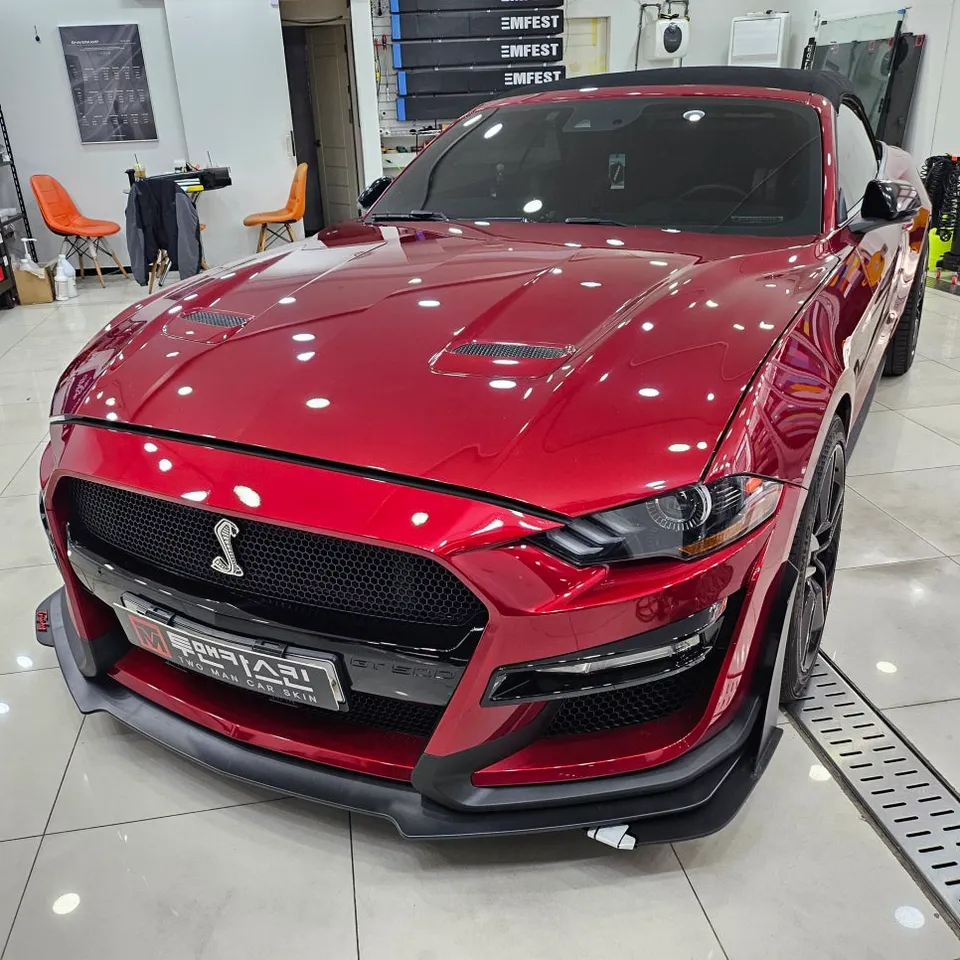 Ford Mustang Convertibleのカーラッピング事例｜レッドに映えるサテンブラック 施工写真 1-2