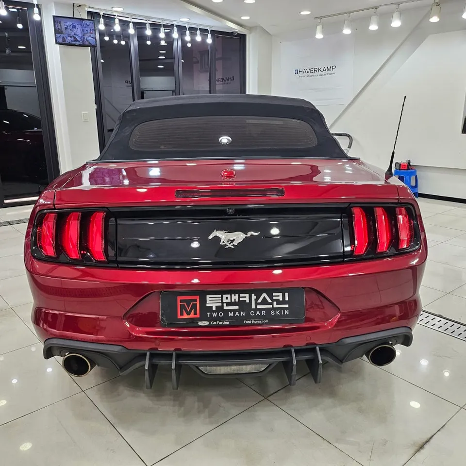 Ford Mustang Convertibleのカーラッピング事例｜レッドに映えるサテンブラック 施工写真 2-2
