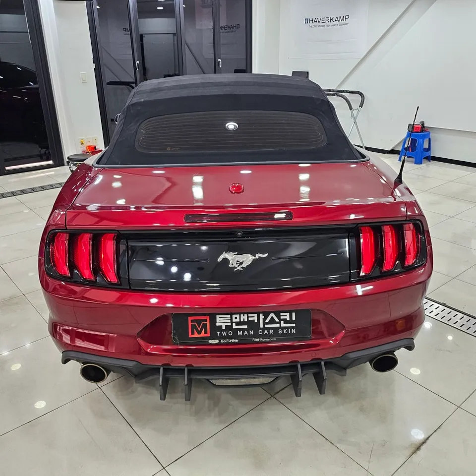 Ford Mustang Convertibleのカーラッピング事例｜レッドに映えるサテンブラック 施工写真 3-2