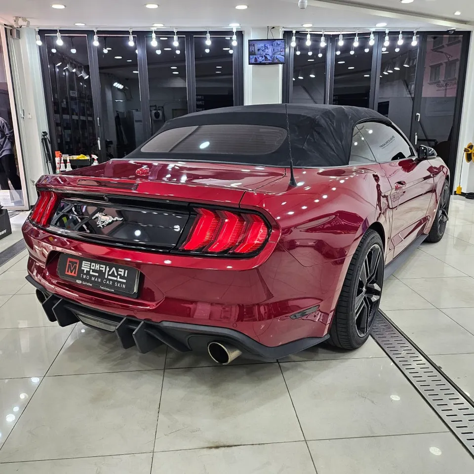Ford Mustang Convertibleのカーラッピング事例｜レッドに映えるサテンブラック 施工写真 1-3