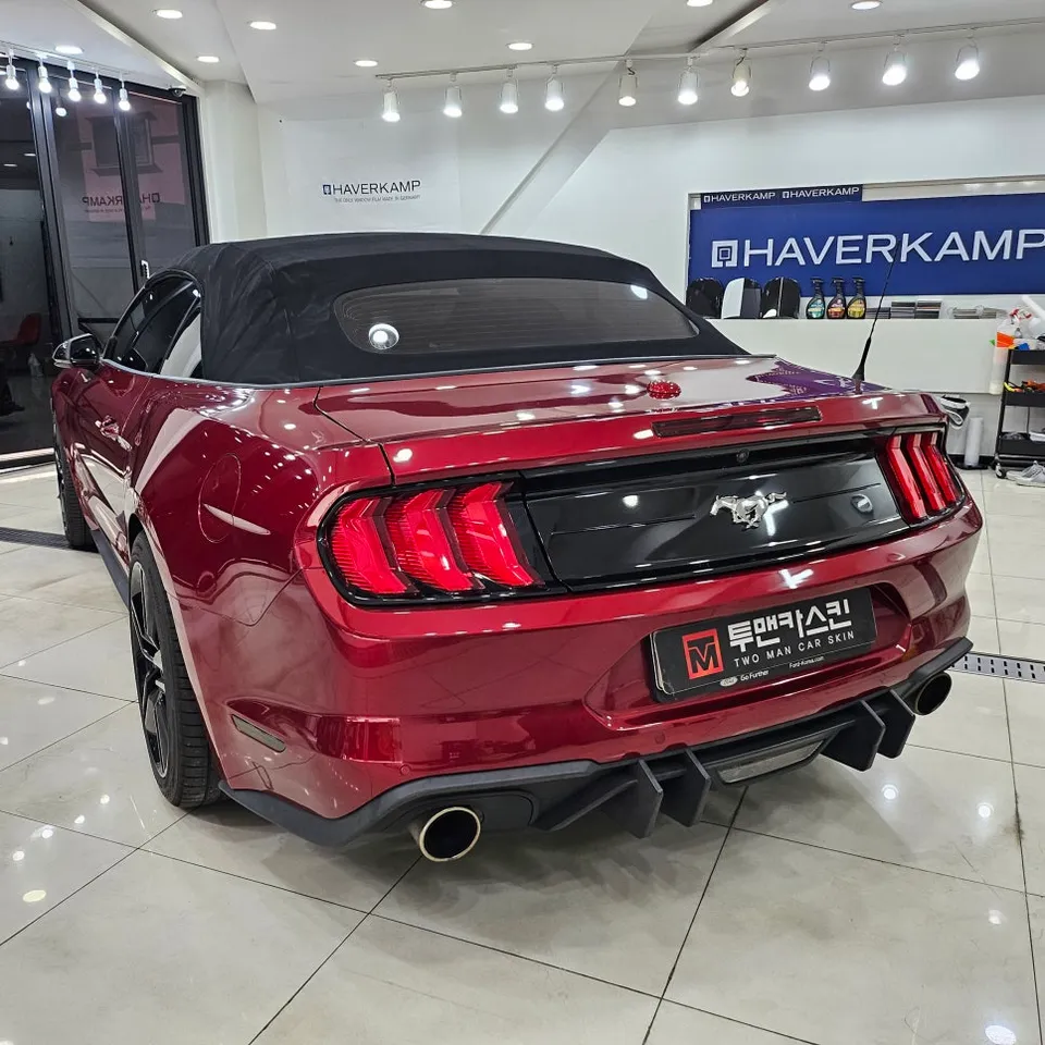 Ford Mustang Convertibleのカーラッピング事例｜レッドに映えるサテンブラック 施工写真 2-3
