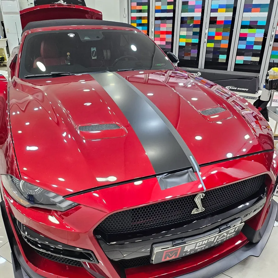 Ford Mustang Convertibleのカーラッピング事例｜レッドに映えるサテンブラック 施工写真 3-3