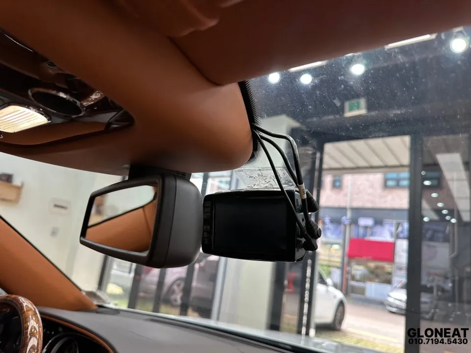 Bentley Flying Spurのドライブレコーダー取付事例 施工写真 2-1