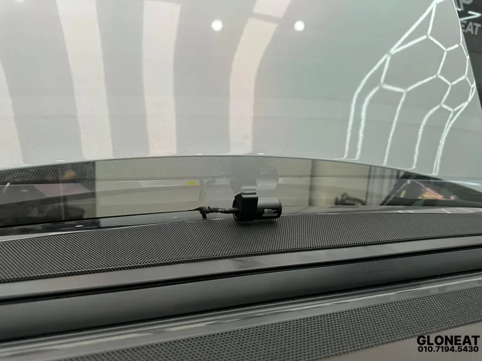 Bentley Flying Spurのドライブレコーダー取付事例 施工写真 3-2