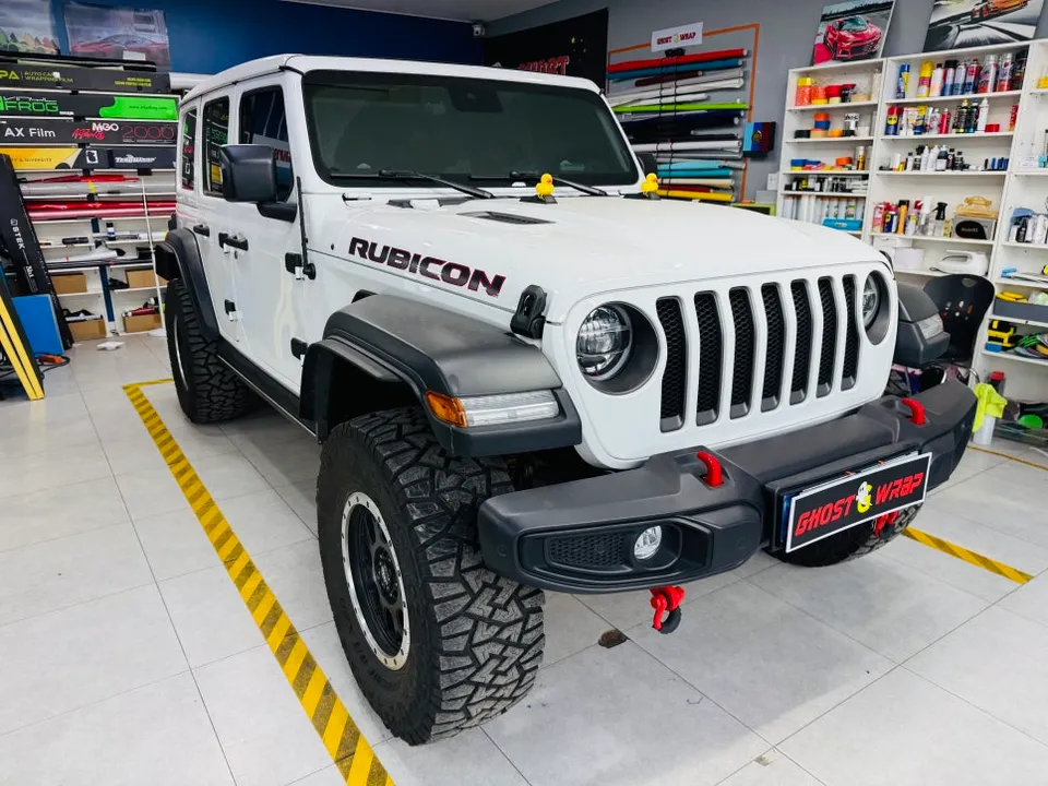 Jeep Wranglerのスペアタイヤラッピング事例|費用目安・変化 施工写真 2-1
