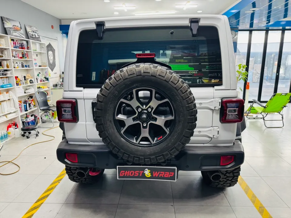Jeep Wranglerのスペアタイヤラッピング事例|費用目安・変化 施工写真 3-1