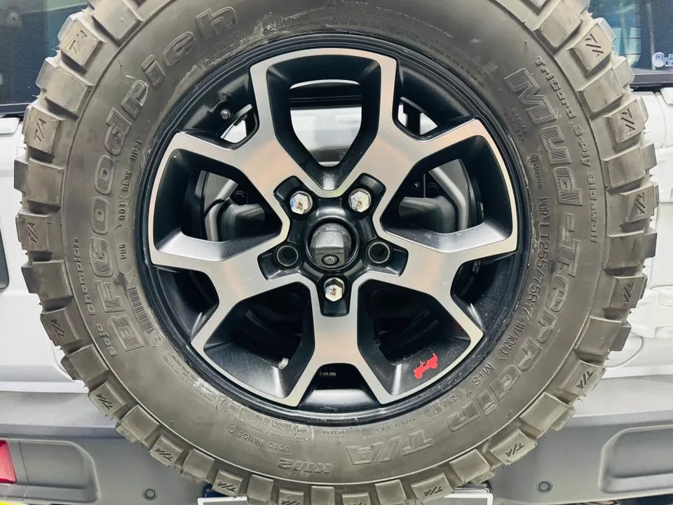 Jeep Wranglerのスペアタイヤラッピング事例|費用目安・変化 施工写真 1-2