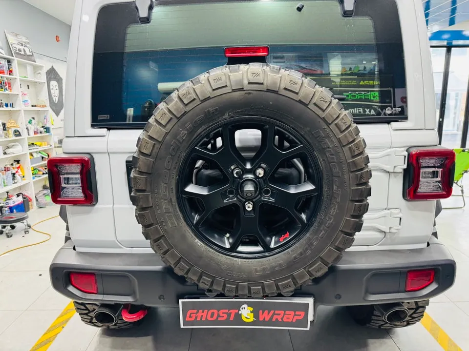 Jeep Wranglerのスペアタイヤラッピング事例|費用目安・変化 施工写真 1-3