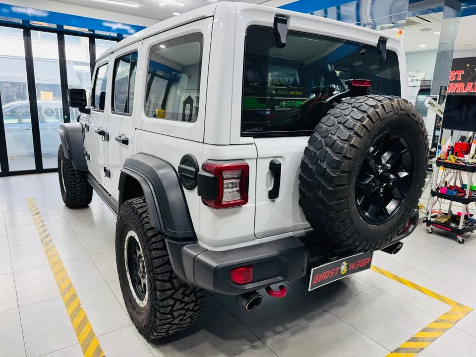 Jeep Wranglerのスペアタイヤラッピング事例|費用目安・変化 施工写真 2-3