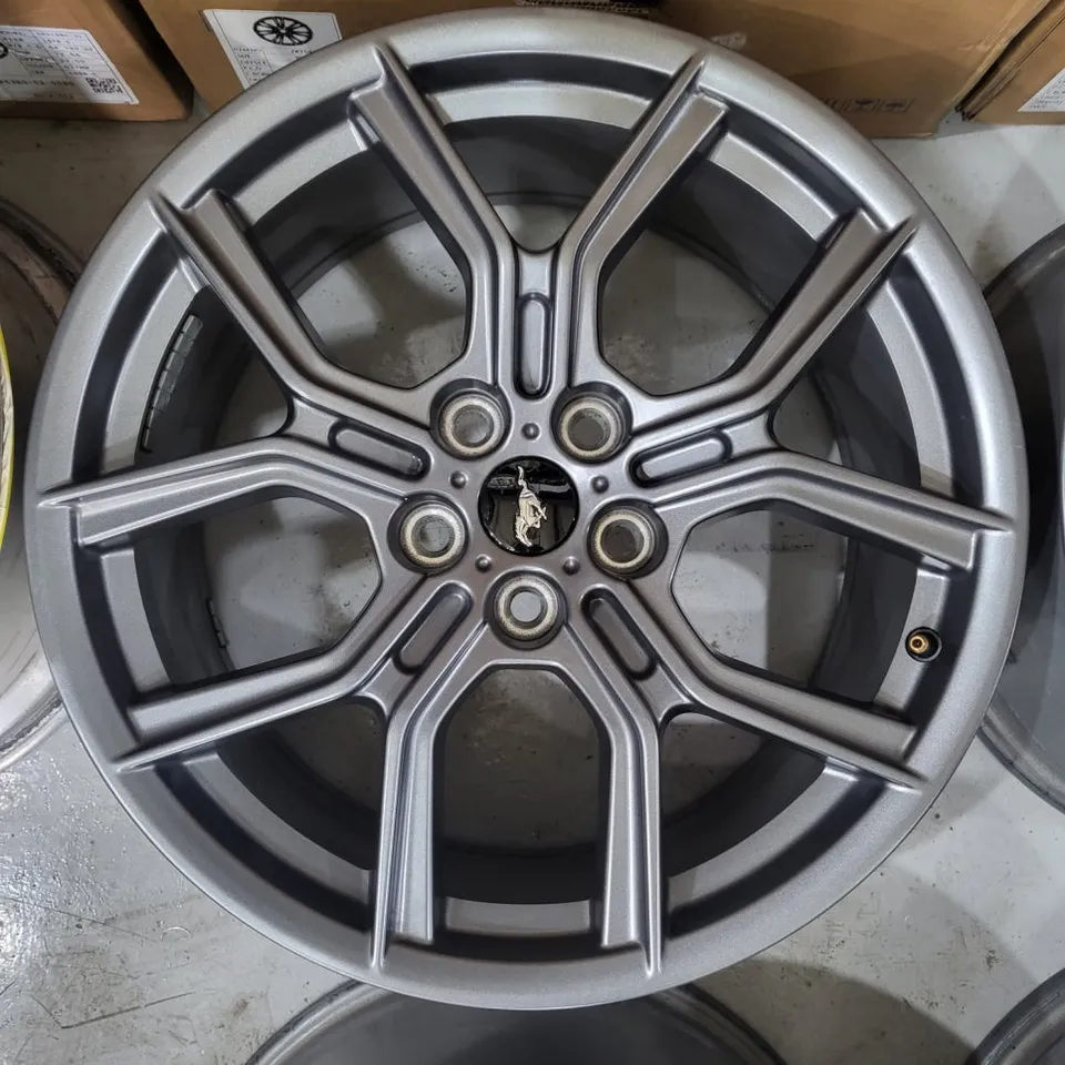 Ford Mustangのホイールリペア・塗装事例 施工写真 2-1