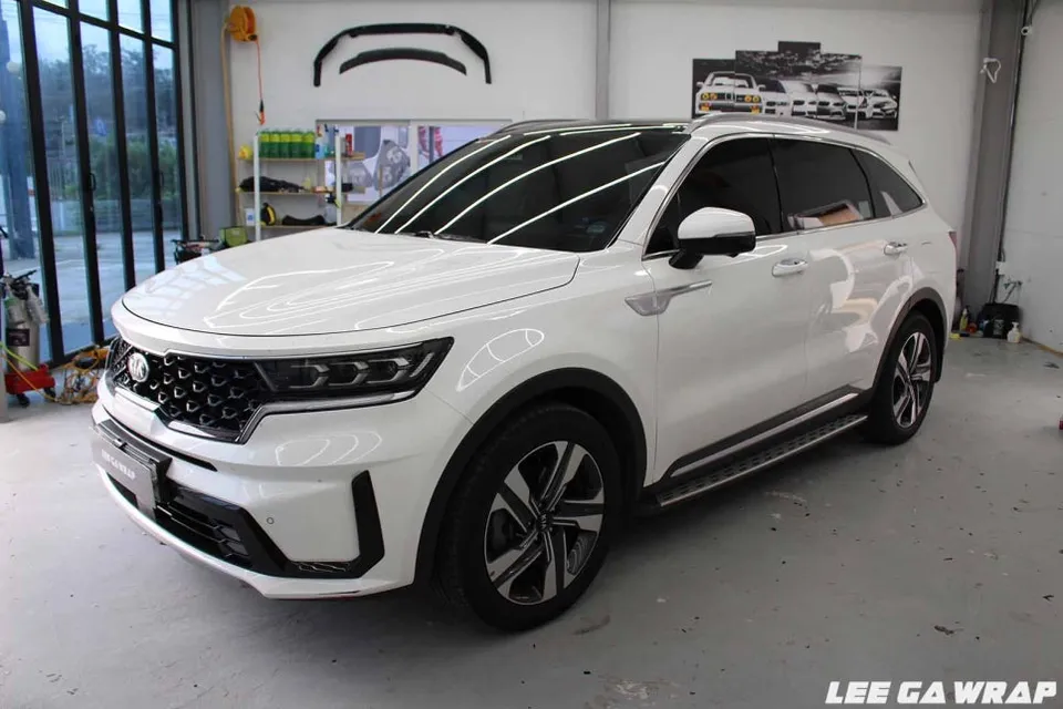 Kia Sorento MQ4のカーラッピング事例｜ピンク系フィルムで個性を演出 施工写真 2-1