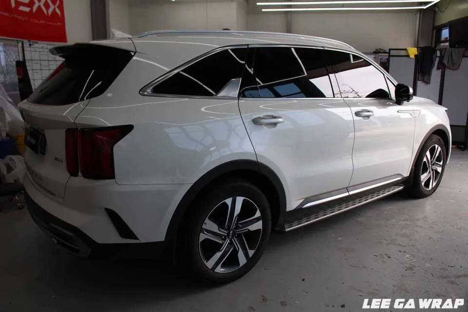 Kia Sorento MQ4のカーラッピング事例｜ピンク系フィルムで個性を演出 施工写真 1-2