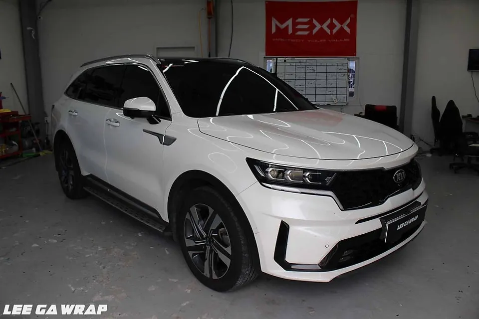 Kia Sorento MQ4のカーラッピング事例｜ピンク系フィルムで個性を演出 施工写真 3-2