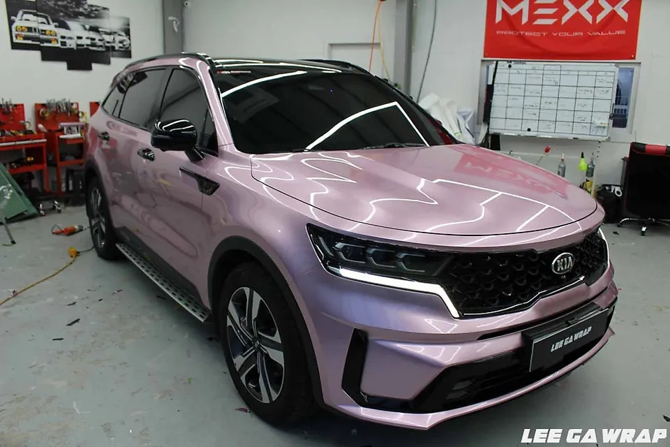 Kia Sorento MQ4のカーラッピング事例｜ピンク系フィルムで個性を演出 施工写真 1-3