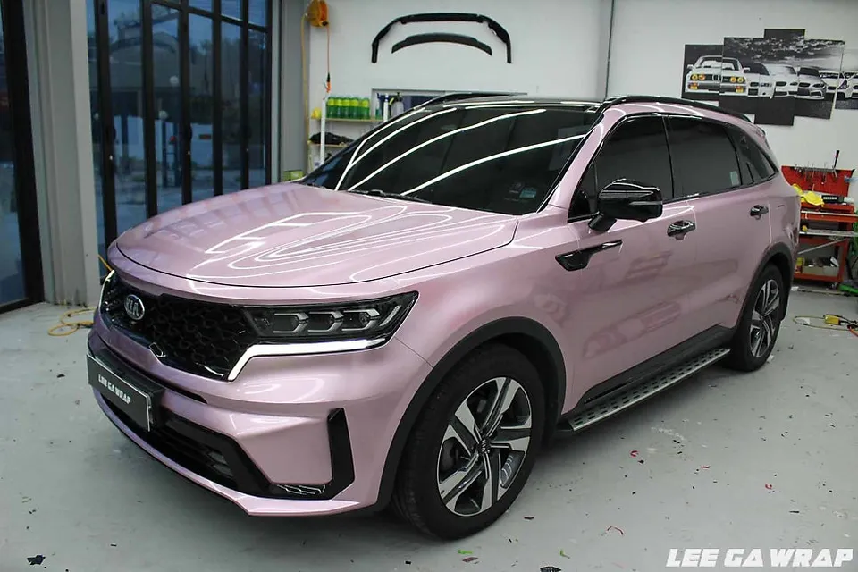 Kia Sorento MQ4のカーラッピング事例｜ピンク系フィルムで個性を演出 施工写真 3-3