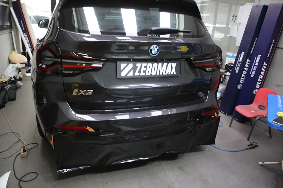 BMW iX3のカーラッピング事例：ディフューザー部分の光沢ブラック施工 施工写真 3-2