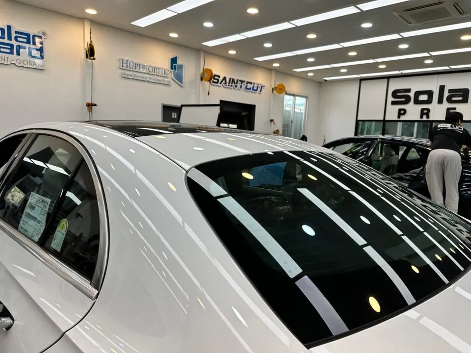 Mercedes-Benz Eクラス W213のカーフィルム施工事例 施工写真 4-2