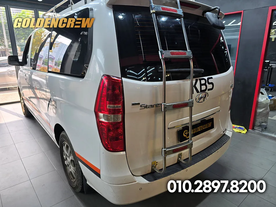 Hyundai Starexのカーラッピング事例｜光沢ブラックの高級感 施工写真 2-1