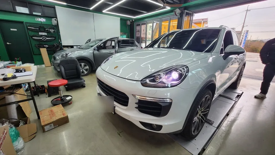 Porsche Cayenne 958 lighting upgrade installation result
