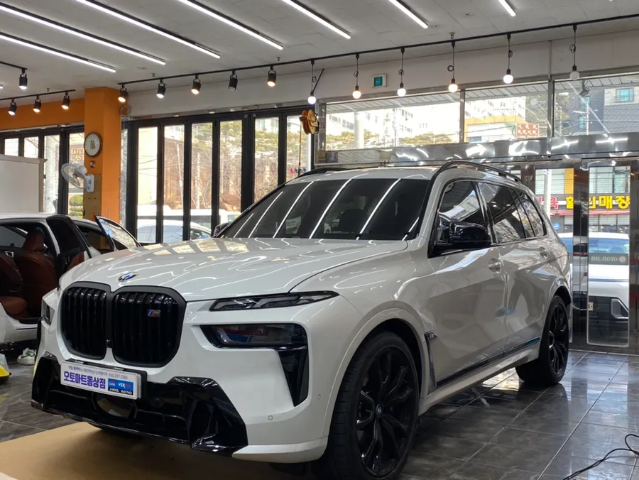 BMW X7 oem options - BMW X7 Rear Monitor Upgrade Review — Nova X13 photo 4