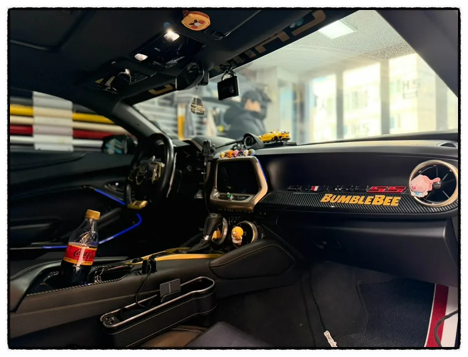 Chevrolet Camaroのドラレコ取付事例|韓国での施工 施工写真 2-1