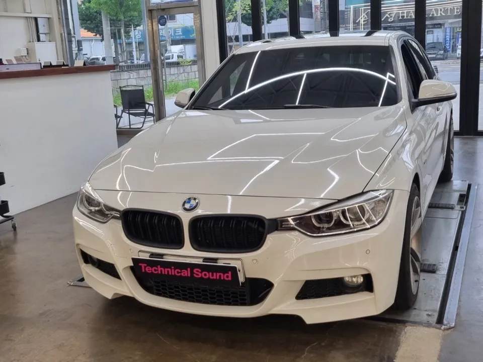 BMW 3 Series F30のカーオーディオ施工事例 施工写真 3-1