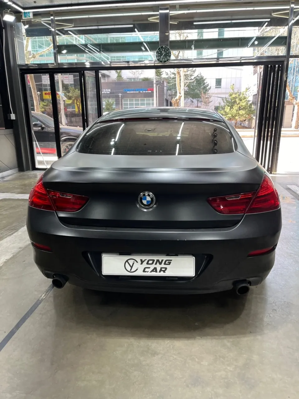 BMW 6 Seriesのカーラッピング事例｜サテンブラック 施工写真 3-1