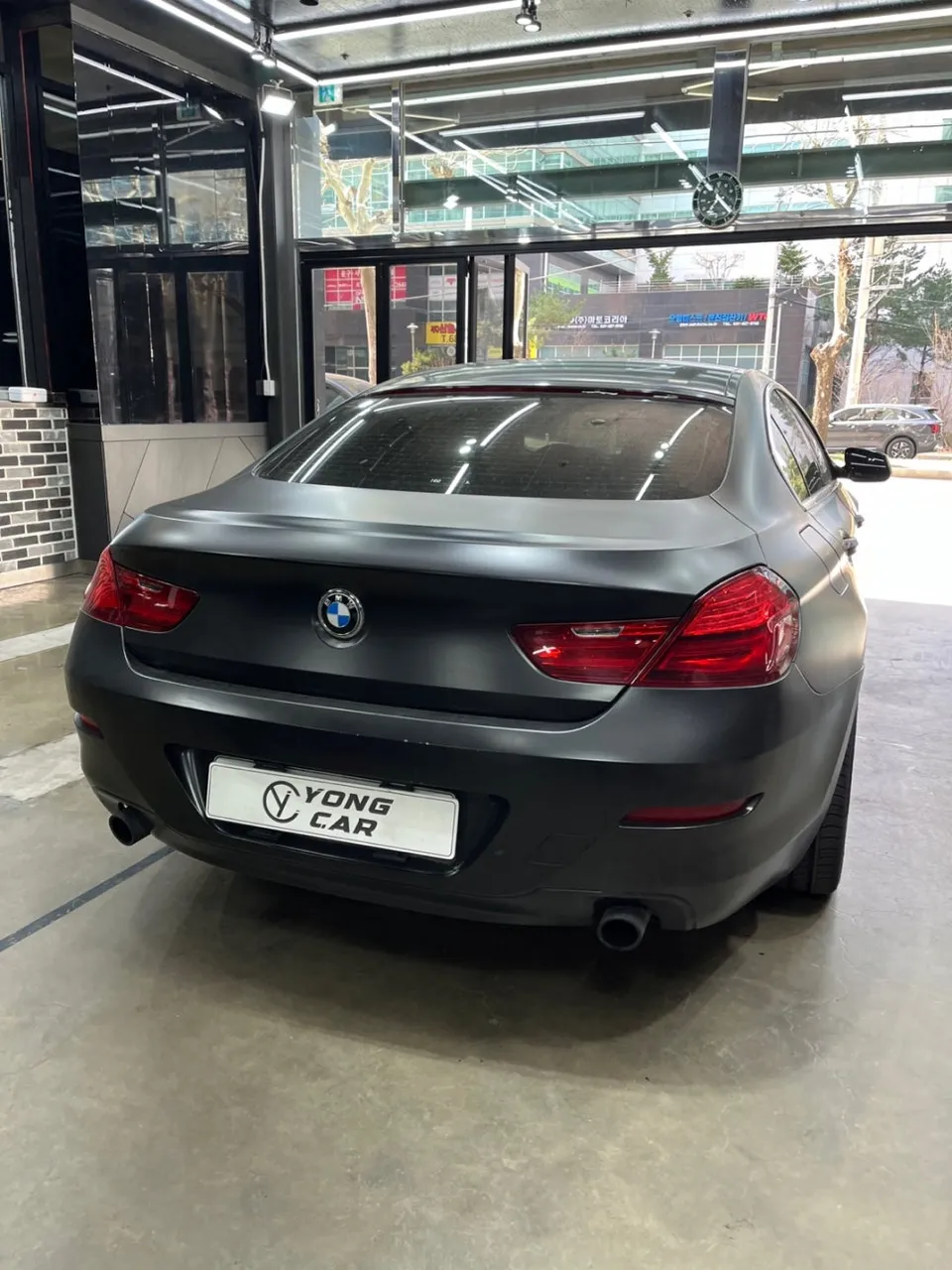 BMW 6 Seriesのカーラッピング事例｜サテンブラック 施工写真 1-2