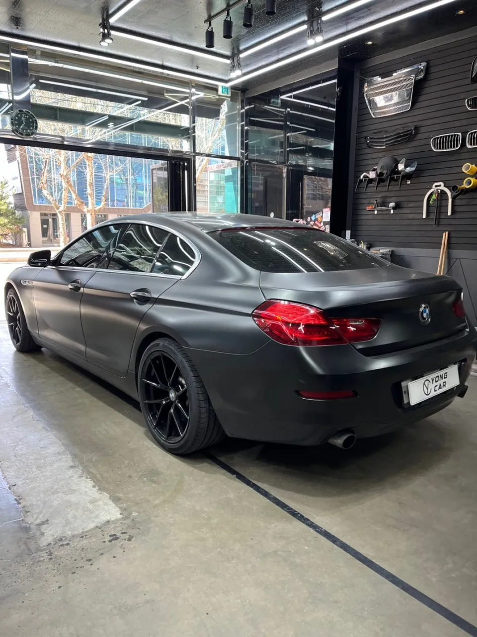 BMW 6 Seriesのカーラッピング事例｜サテンブラック 施工写真 2-2