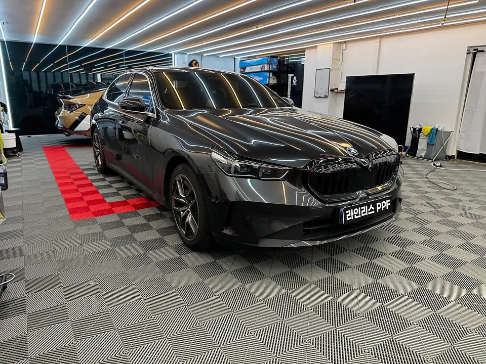 BMW 5 Seriesのカーラッピング事例:クロームパーツの印象チェンジ 施工写真 2-1