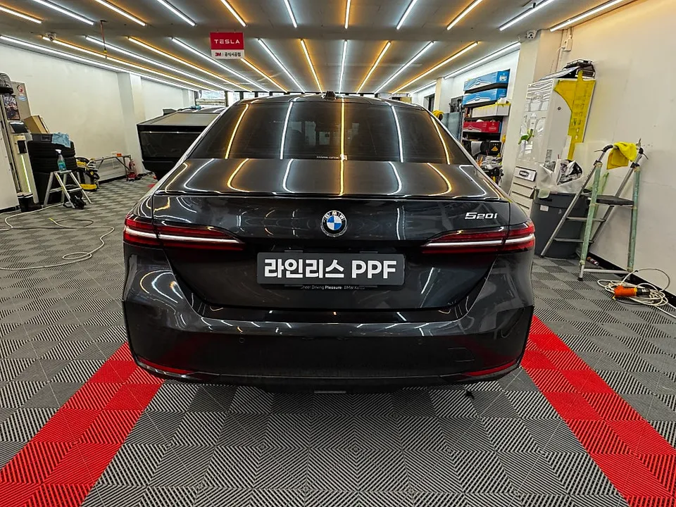 BMW 5 Seriesのカーラッピング事例:クロームパーツの印象チェンジ 施工写真 3-1