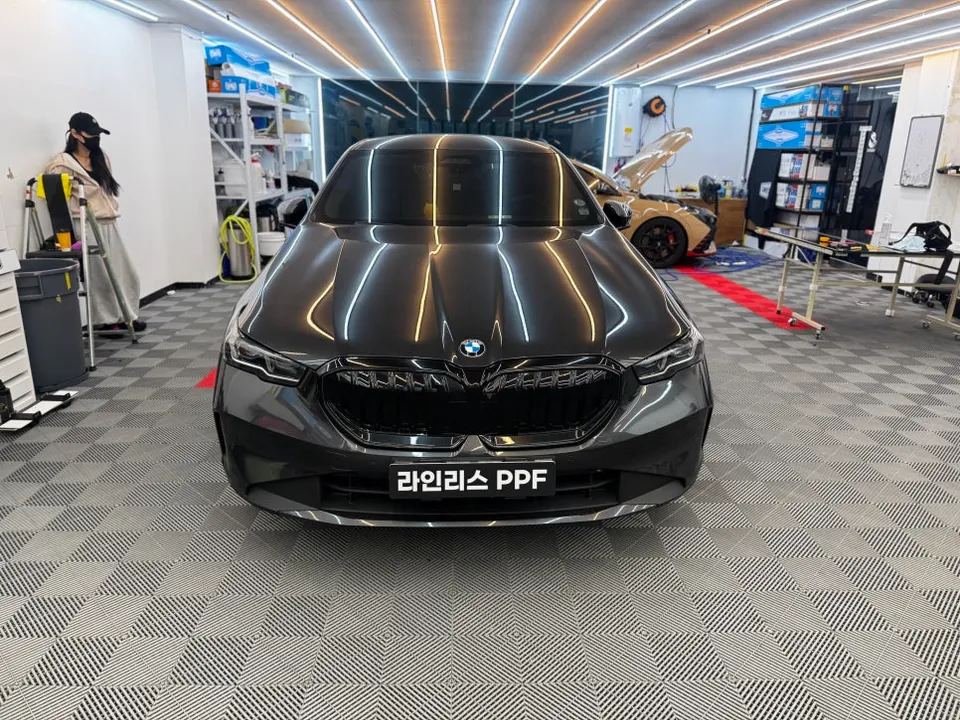 BMW 5 Seriesのカーラッピング事例:クロームパーツの印象チェンジ 施工写真 2-2